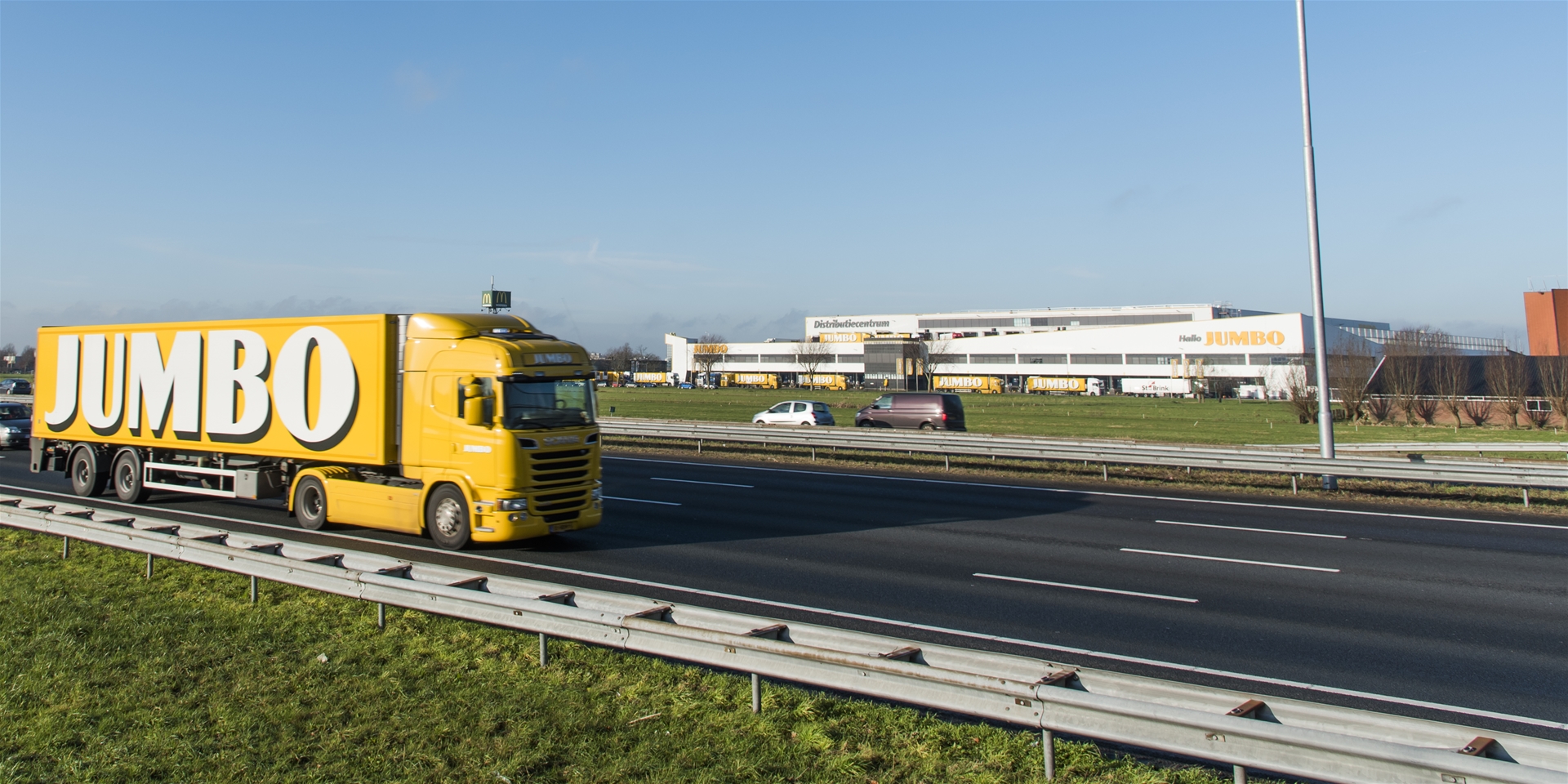 Vrachtwagen van Jumbo met op de achtergrond het distributiecentrum in Nieuwegein.