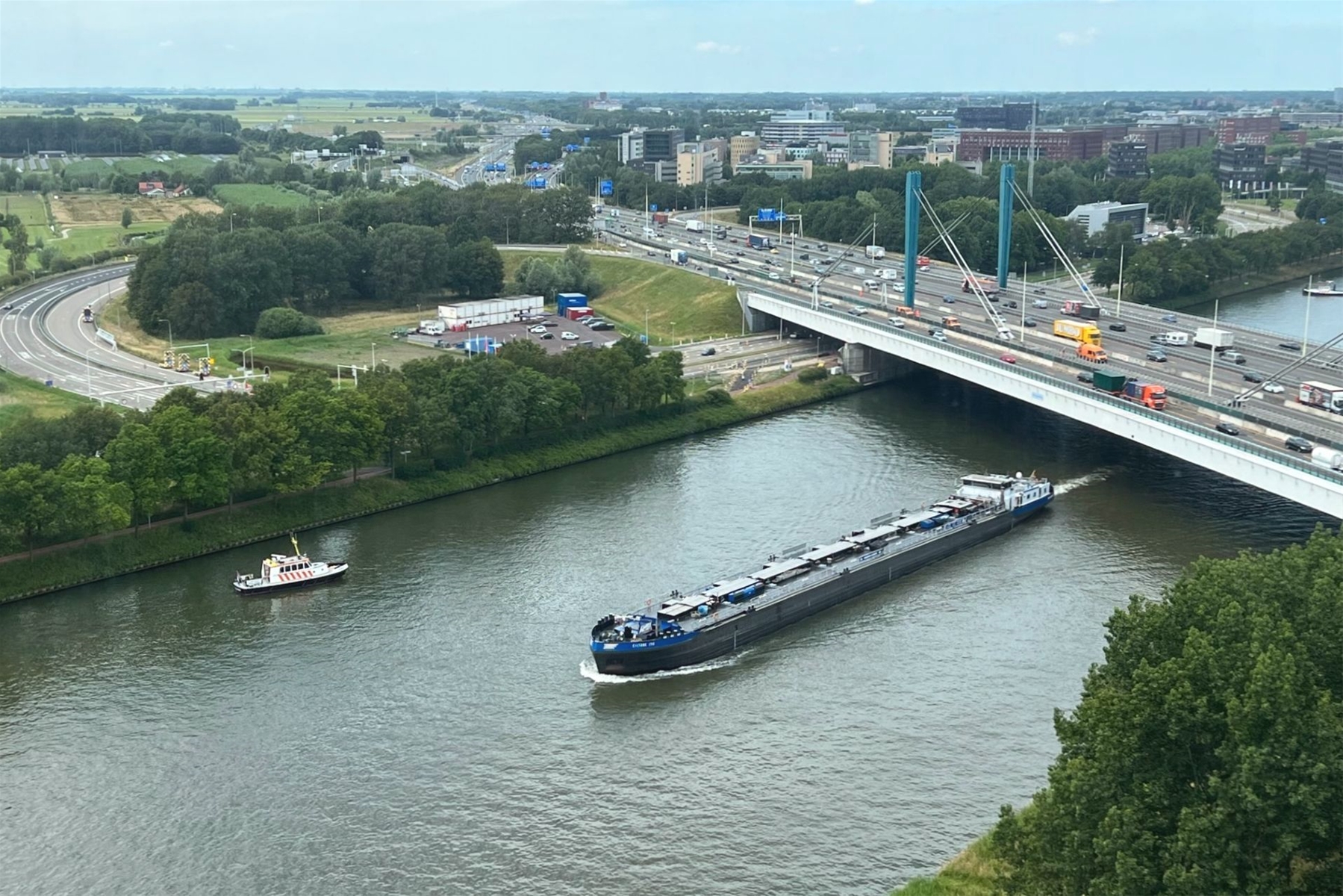 Scheepvaartbegeleiding op het Amsterdam-Rijnkanaal nabij de Galecopperbrug. 